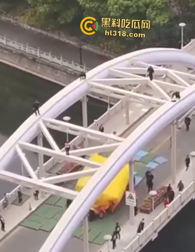 贵阳大妈桥梁上狂飙乱舞！警察冒死追捕抓不住，桥下救援队拖气垫累瘫，最后大妈自投罗网被按倒！-3