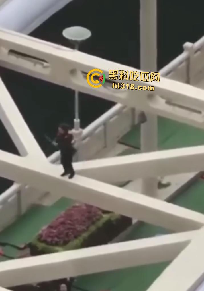 贵阳大妈桥梁上狂飙乱舞！警察冒死追捕抓不住，桥下救援队拖气垫累瘫，最后大妈自投罗网被按倒！-6