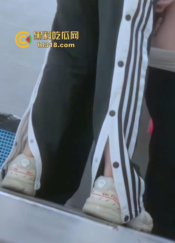 大学校园厕所偷拍，偶遇拉拉厕所扣穴偷情，没鸡巴假装硬顶，真想上去帮她插一下，真是暴殄天物！-12