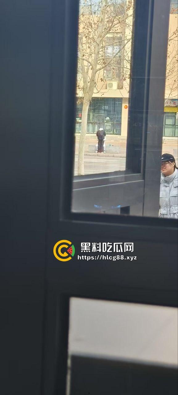 河南交通大学热瓜！两个基佬学校操场激情热吻 还抱着转圈圈 这是真辣眼睛！-6