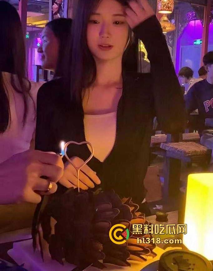 重庆性感尤物【严琳琳】人前高冷女神人后骚货反差母狗 ,背着男友偷吃玩多角恋,真正的时间管理大师!-1