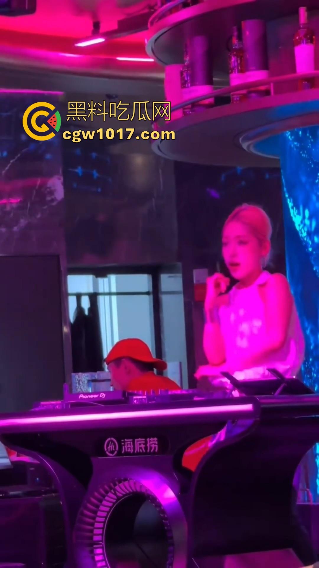 不是兄弟你跟我说这是海底捞？现在吃个火锅都卷成这样了嘛，不知道的以为在夜店呢，还有男模女DJ！-1