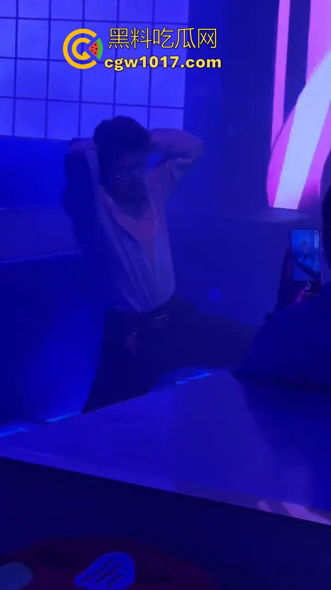 不是兄弟你跟我说这是海底捞？现在吃个火锅都卷成这样了嘛，不知道的以为在夜店呢，还有男模女DJ！-5