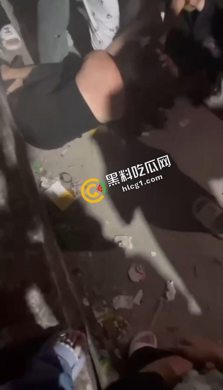 广西一社会村 一群精神小妹霸凌一女孩 拉倒在地上挥拳猛捶-4