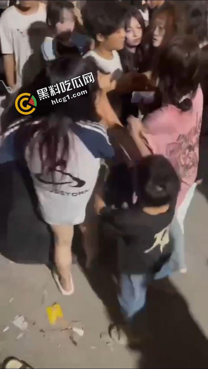 广西一社会村 一群精神小妹霸凌一女孩 拉倒在地上挥拳猛捶-5