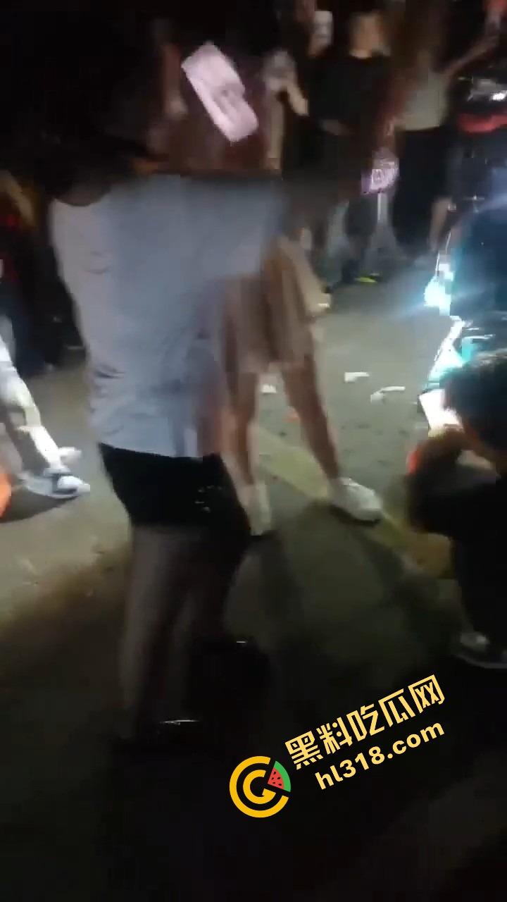 精神小伙借女的钱装逼钓妹，租豪车扮大佬，结果欠债不还被人堵门，妹子不敢睁开眼希望是幻觉！-7