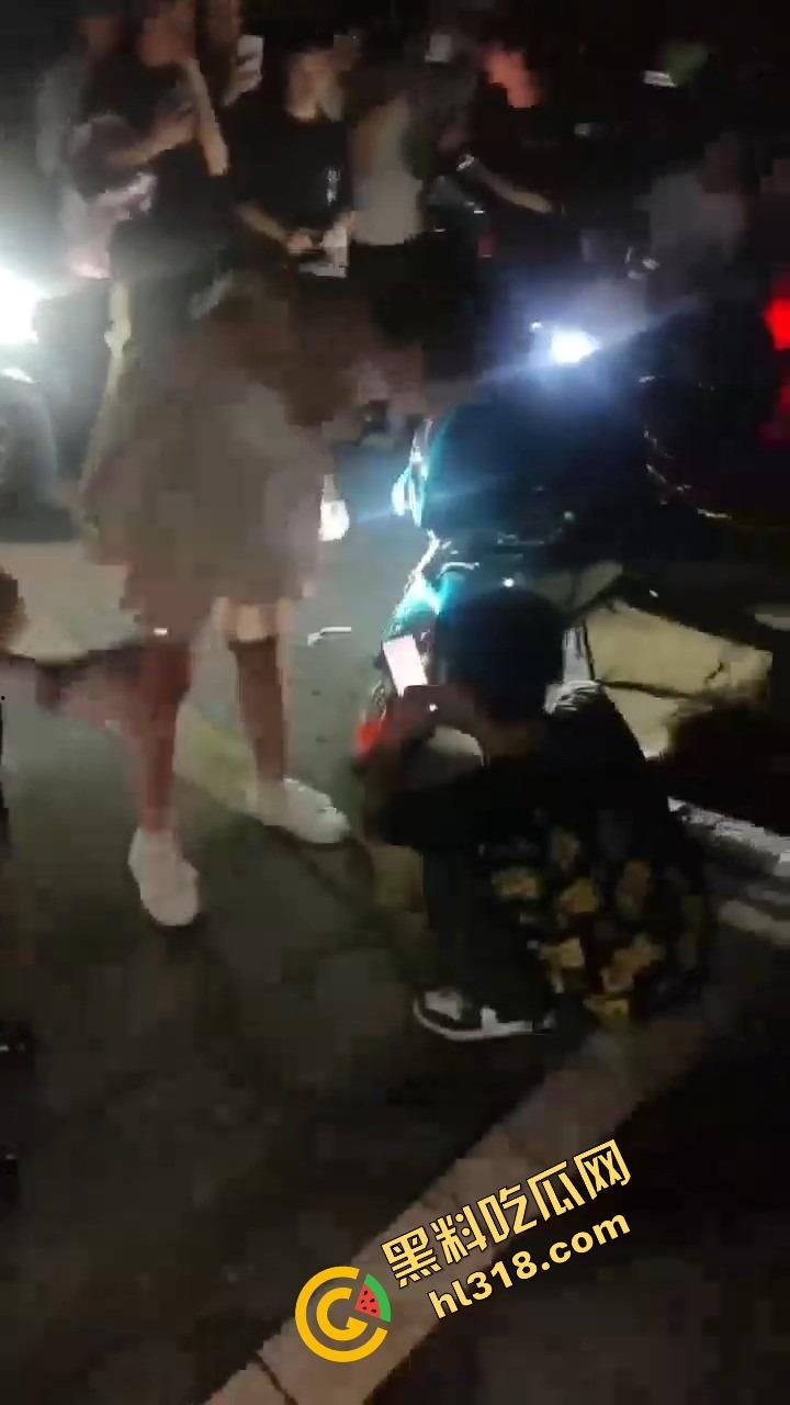 精神小伙借女的钱装逼钓妹，租豪车扮大佬，结果欠债不还被人堵门，妹子不敢睁开眼希望是幻觉！-8