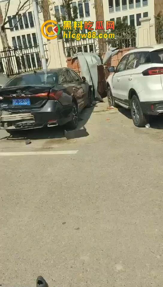 温州女司机上演生死时速，新手误把油门当刹车，狂飙130迈停不下来，最后靠撞车减速！-1