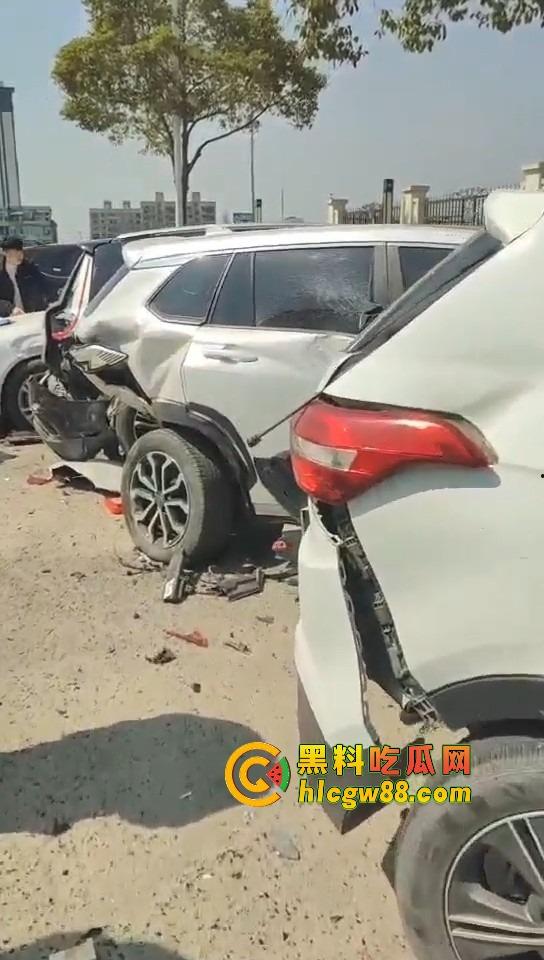 温州女司机上演生死时速，新手误把油门当刹车，狂飙130迈停不下来，最后靠撞车减速！-3