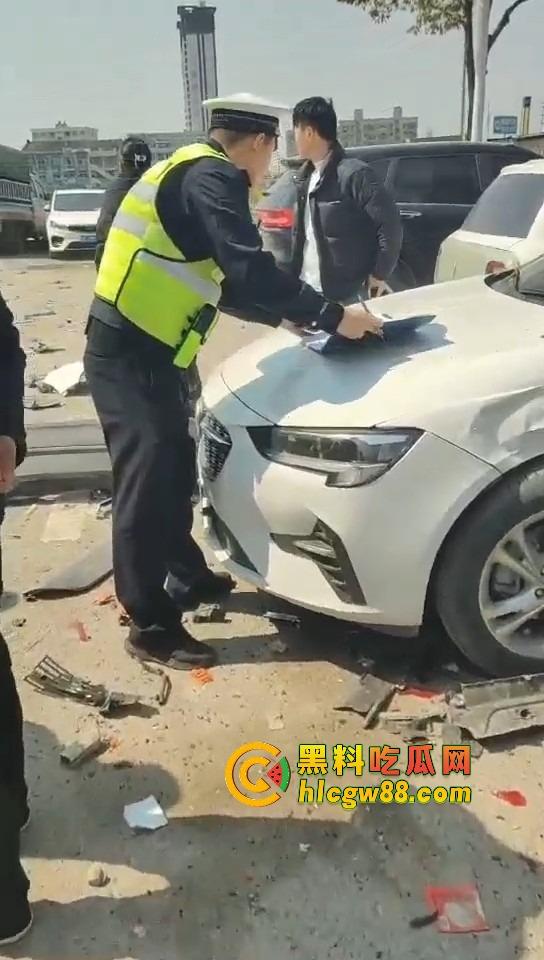 温州女司机上演生死时速，新手误把油门当刹车，狂飙130迈停不下来，最后靠撞车减速！-4
