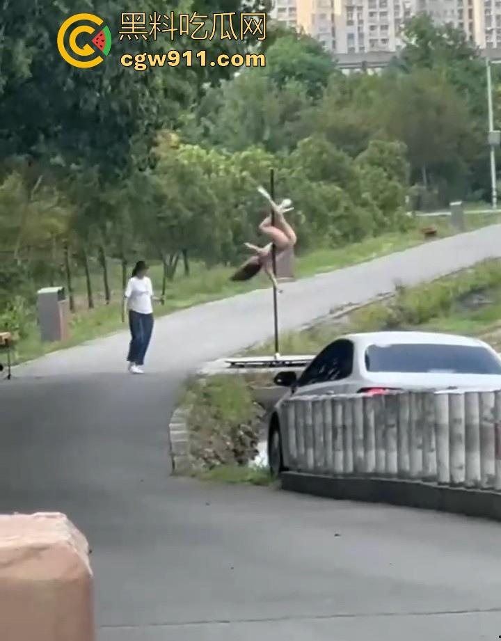 午休散步偶遇钢管舞主播户外直播,利用户外灯柱上演诱人舞蹈,全网重金求这主播信息,这身材直接爱了!-3