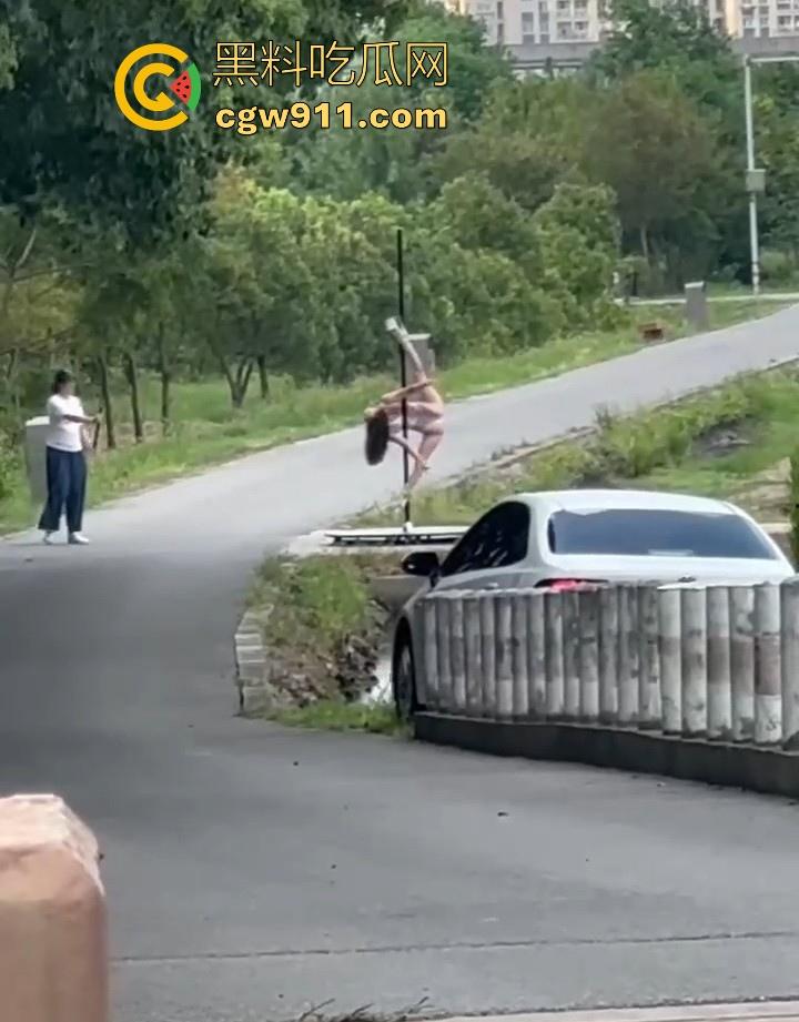 午休散步偶遇钢管舞主播户外直播,利用户外灯柱上演诱人舞蹈,全网重金求这主播信息,这身材直接爱了!-6