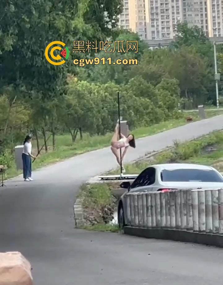 午休散步偶遇钢管舞主播户外直播,利用户外灯柱上演诱人舞蹈,全网重金求这主播信息,这身材直接爱了!-7