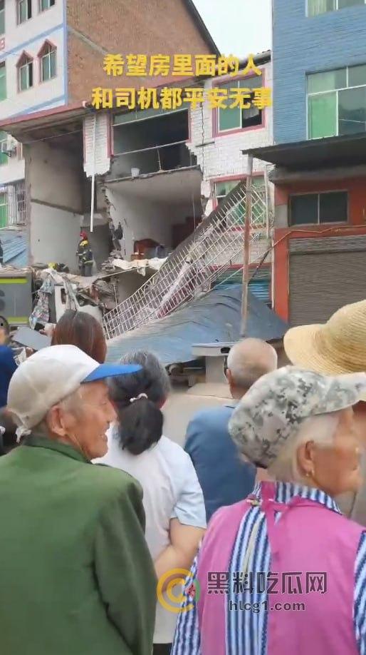 重庆石柱惊悚车祸!垃圾清运车失控撞民房,致1死1伤-2