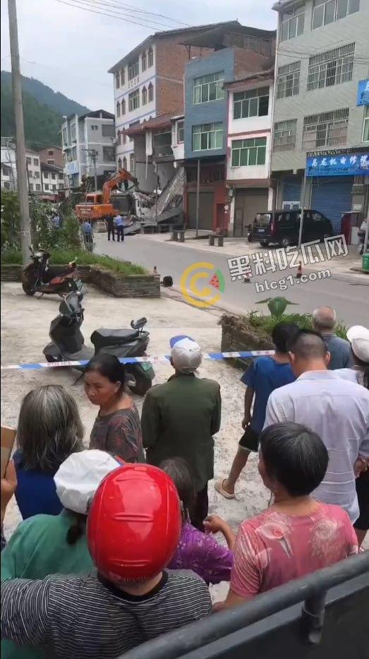 重庆石柱惊悚车祸!垃圾清运车失控撞民房,致1死1伤-4