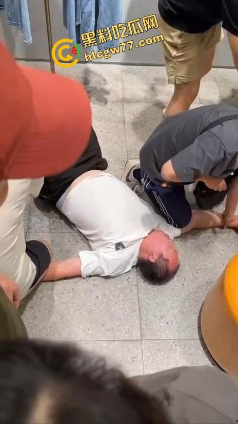 重庆光环广场色胚嘴贱喊小女孩摸一下看一下他的鸡，结果被女孩家长当场暴打，全程社死无缓冲！-6