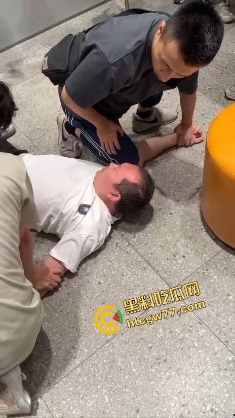 重庆光环广场色胚嘴贱喊小女孩摸一下看一下他的鸡，结果被女孩家长当场暴打，全程社死无缓冲！-8