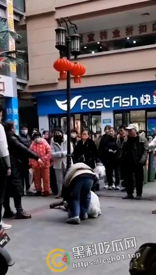 一家三口齐上阵 儿女帮妈打小三 这下全都要进局子了  吃瓜现场直达-1