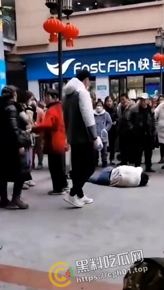 一家三口齐上阵 儿女帮妈打小三 这下全都要进局子了  吃瓜现场直达-2