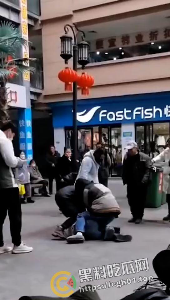 一家三口齐上阵 儿女帮妈打小三 这下全都要进局子了  吃瓜现场直达-6