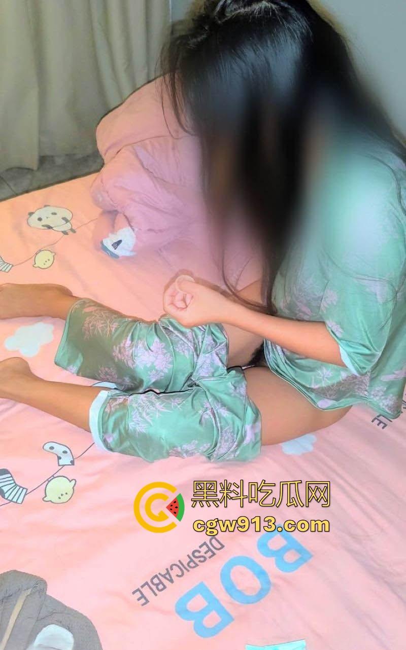 海角乱伦，早上起床把妈妈的骚穴狂扣出水，再狠狠无套猛插，主动撅臀迎合，极其骚乱！-4