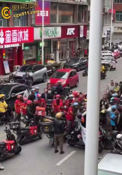 饿了么VS京东外卖，美团骑手围观助威，街头冲突真实拍摄，一群人扭打在一团，混乱场面震撼人心 ！-2