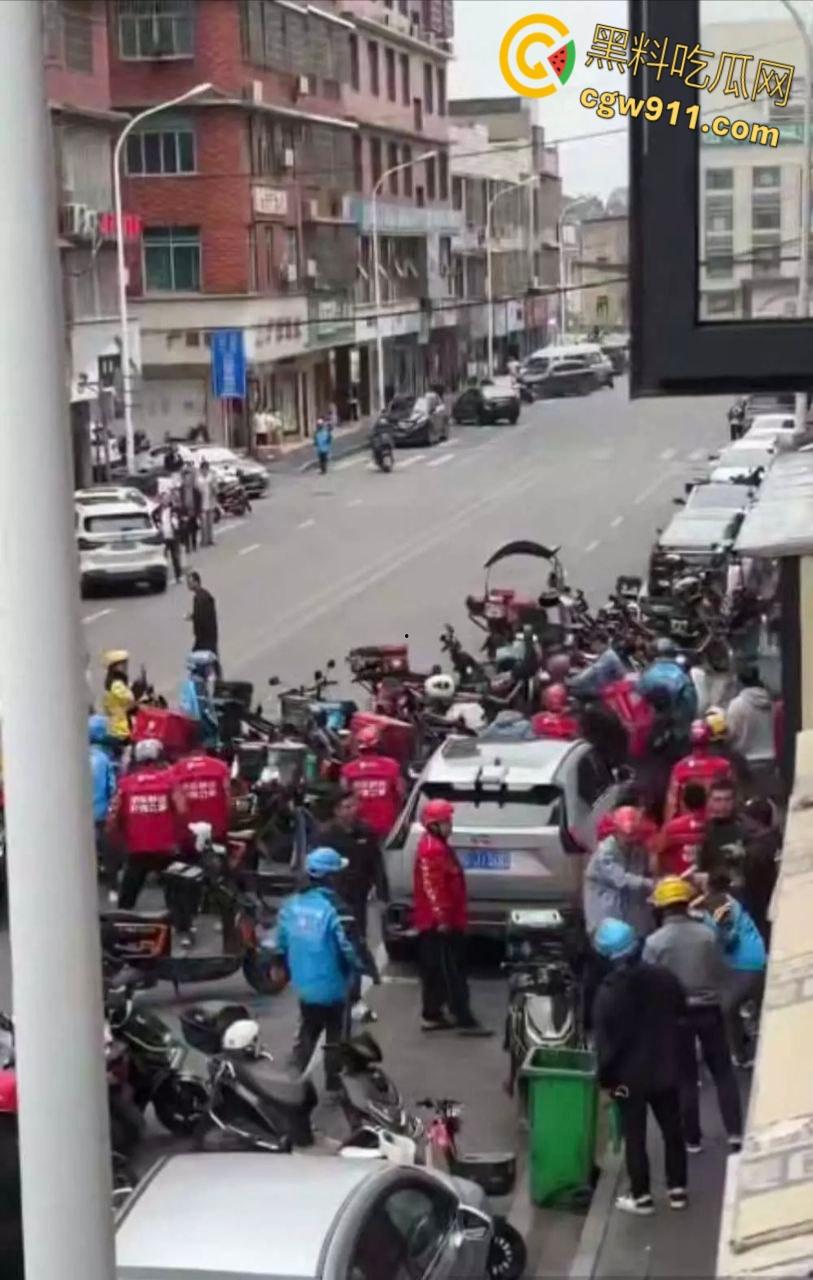 饿了么VS京东外卖，美团骑手围观助威，街头冲突真实拍摄，一群人扭打在一团，混乱场面震撼人心 ！-3