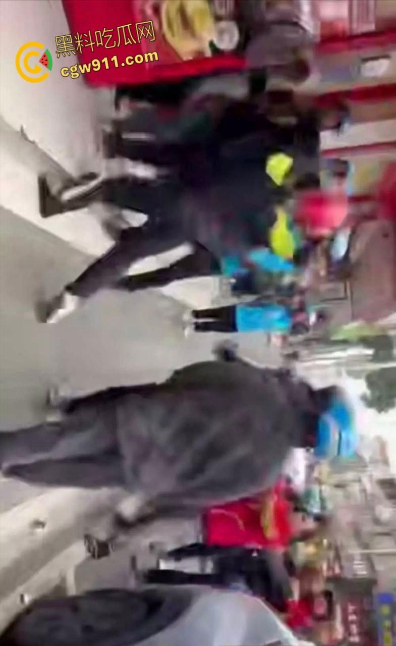 饿了么VS京东外卖，美团骑手围观助威，街头冲突真实拍摄，一群人扭打在一团，混乱场面震撼人心 ！-7