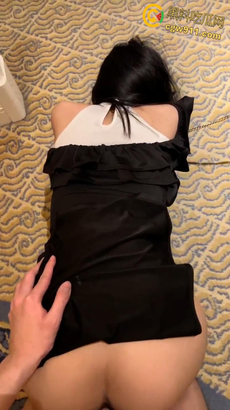 太原理工大学【李雪影】，饥渴母狗沉迷约炮，被炮友花式调教，狗链掐脖跳蛋玩肛塞，脖子全是草莓印 ！-8