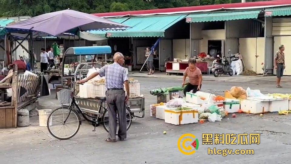 福建漳州海澄，女子不买水果被老太婆骂，结果碰到狠人，街上追着打！-3