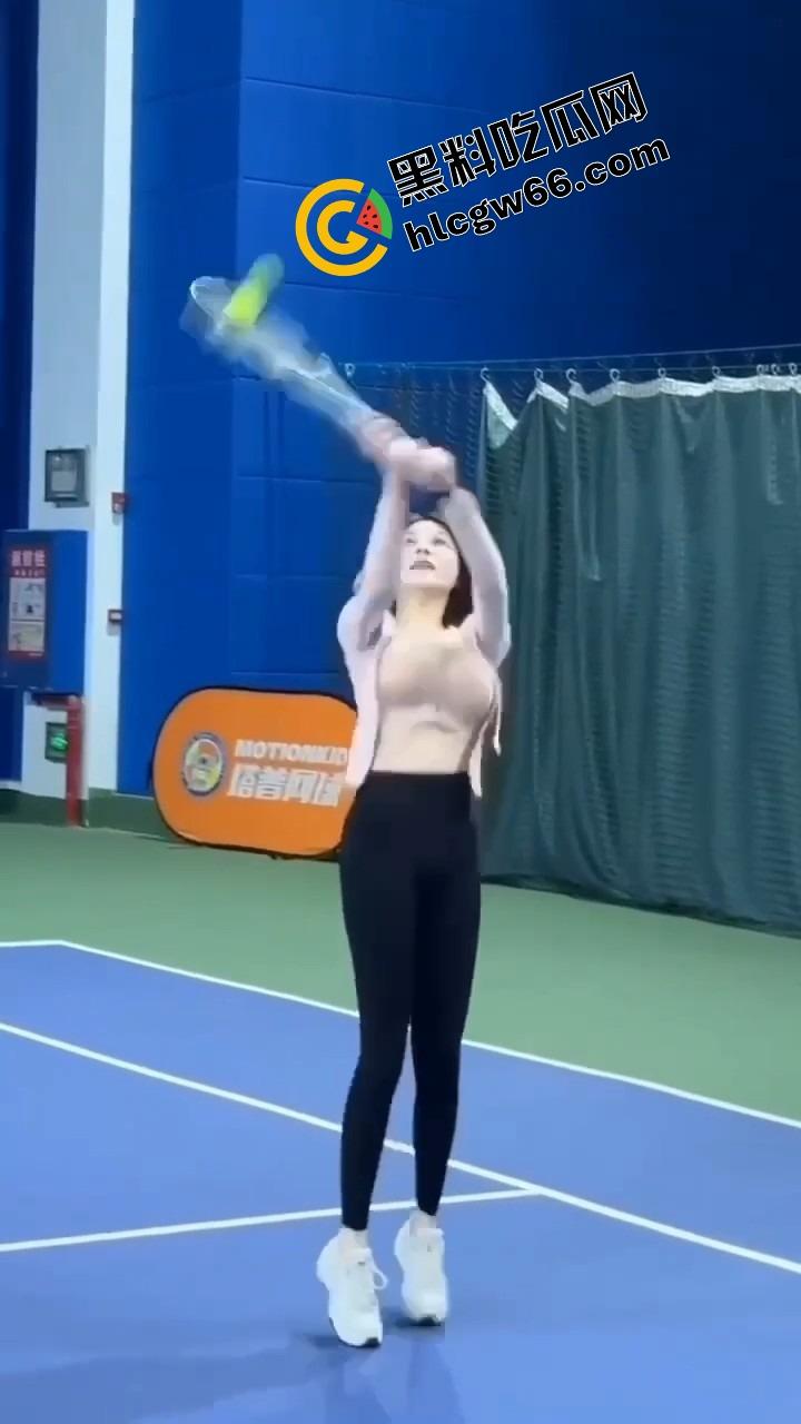 打球？不如看奶子起飞！这女的羽毛球打成奶震现场，胸甩得比球还凶，想让人冲上去抓两把！-13