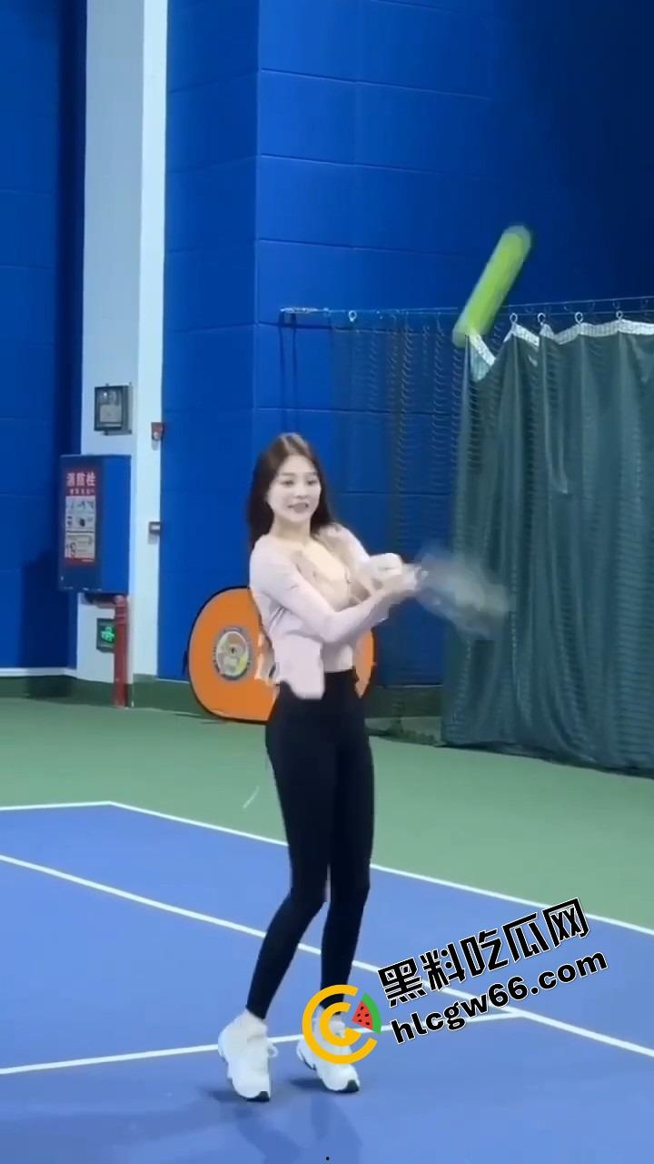 打球？不如看奶子起飞！这女的羽毛球打成奶震现场，胸甩得比球还凶，想让人冲上去抓两把！-14
