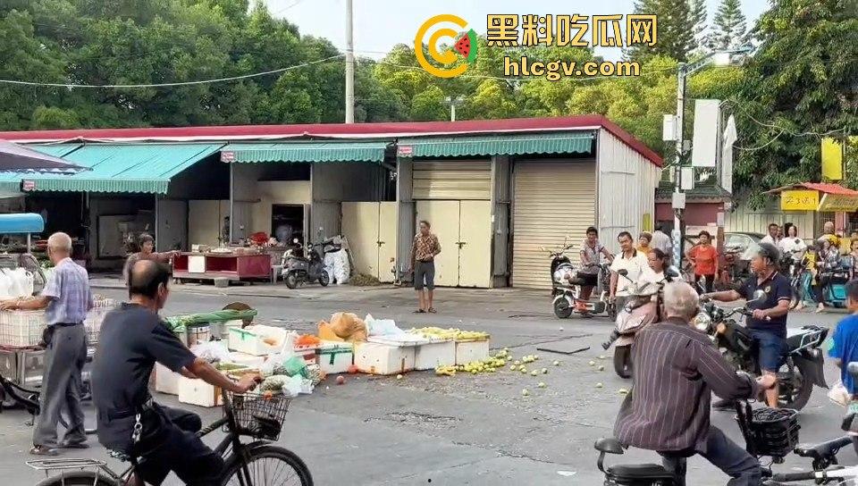 福建漳州海澄，女子不买水果被老太婆骂，结果碰到狠人，街上追着打！-10