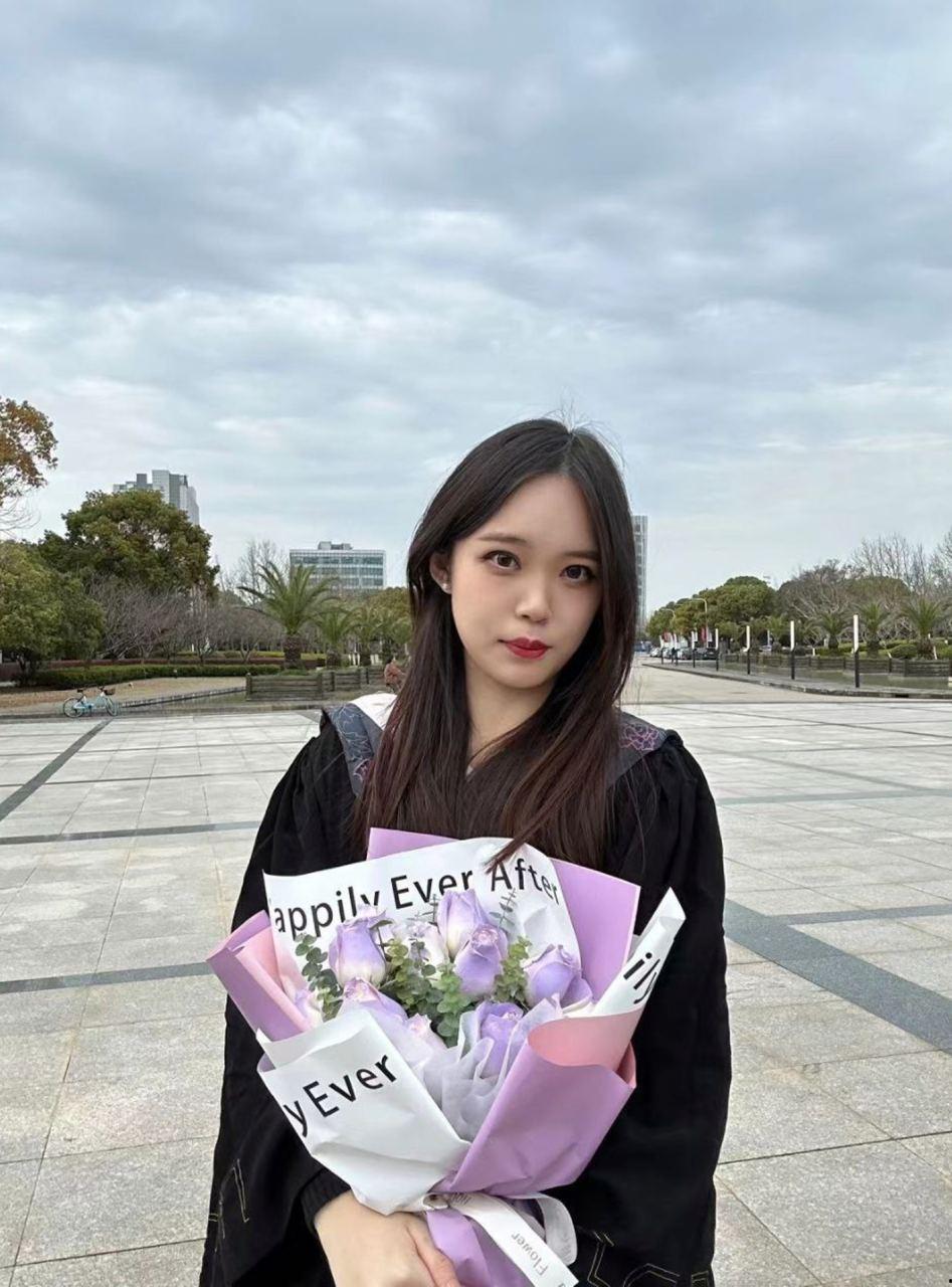 上海第二工业大学校花【张嘉懿】，靠p图美照骗男人上床，被大屌干过一次后恋恋不忘，主动发自慰视频求内射！-4