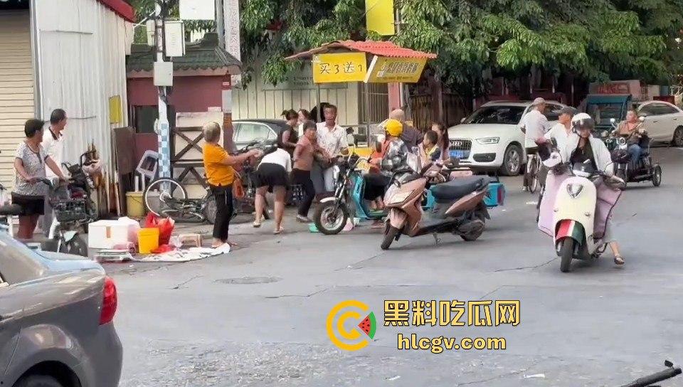 福建漳州海澄，女子不买水果被老太婆骂，结果碰到狠人，街上追着打！-11