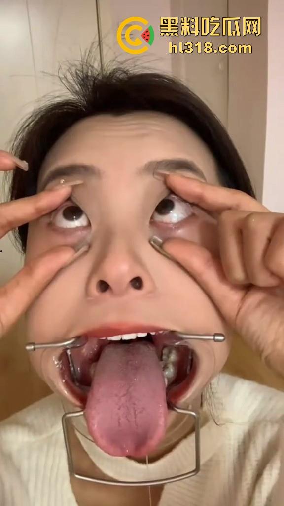 给骚母狗来个口腔检查,看看这淫荡骚逼口中有没有什么异物,合不合适射嘴里,母狗还挺享受的!-1