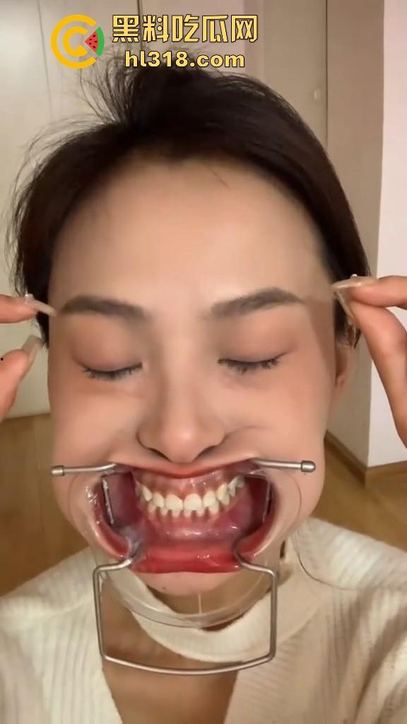 给骚母狗来个口腔检查,看看这淫荡骚逼口中有没有什么异物,合不合适射嘴里,母狗还挺享受的!-2