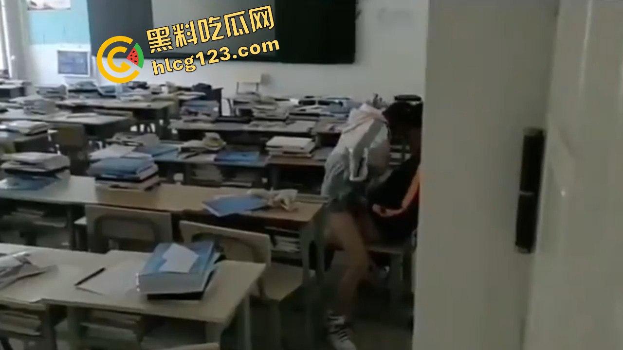 山东威海某高三反差双马尾萝莉跟男友教室野战啪啪！女上位疯狂骑乘挺操偷拍视频流出！-4