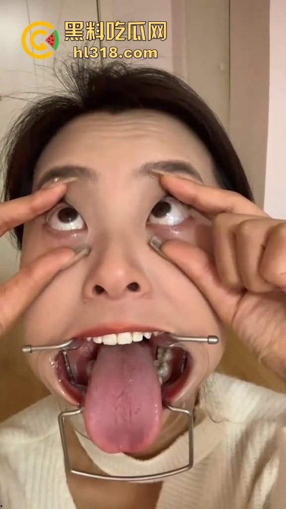 给骚母狗来个口腔检查,看看这淫荡骚逼口中有没有什么异物,合不合适射嘴里,母狗还挺享受的!-3