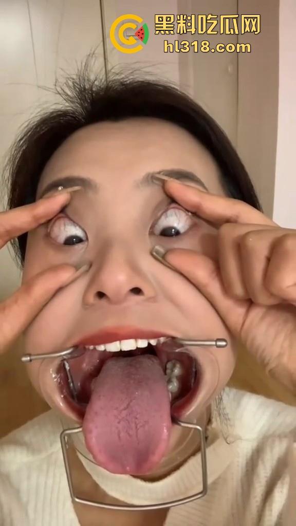 给骚母狗来个口腔检查,看看这淫荡骚逼口中有没有什么异物,合不合适射嘴里,母狗还挺享受的!-4