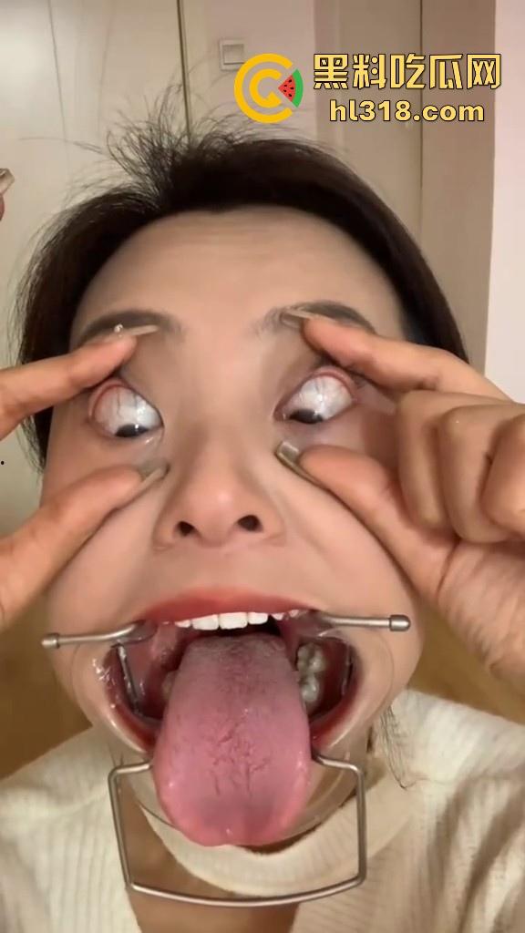 给骚母狗来个口腔检查,看看这淫荡骚逼口中有没有什么异物,合不合适射嘴里,母狗还挺享受的!-5