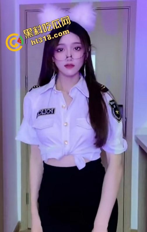 抖音女主播跳蛋十分钟大挑战，毛毯底下裙子塞着疯狂颤抖，直播忍到高潮爽到直喊老公！-2