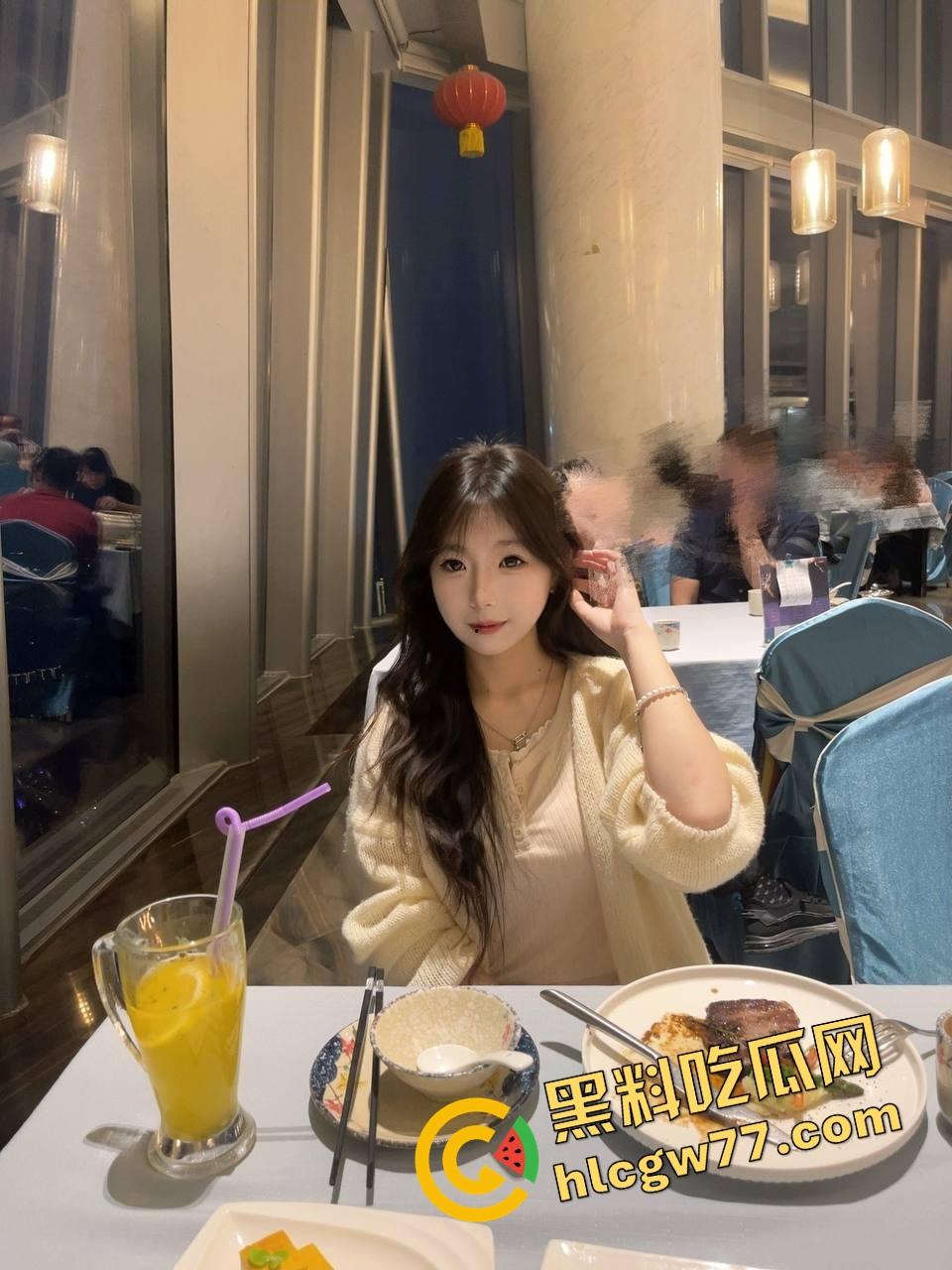 厕所野战被偷拍，白虎骚穴在马桶边被舔穿，口交互舔肉搏一气呵成，是骚是疯分不清了！-2