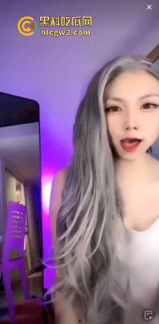 抖音网红【萝漫莉】直播福利版流出，假鸡吧自嗨狂摆，演得大哥们鸡巴硬到不行 独家爆料！-5