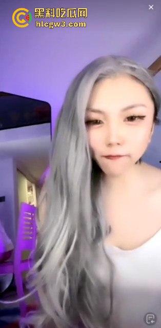 抖音网红【萝漫莉】直播福利版流出，假鸡吧自嗨狂摆，演得大哥们鸡巴硬到不行 独家爆料！-7