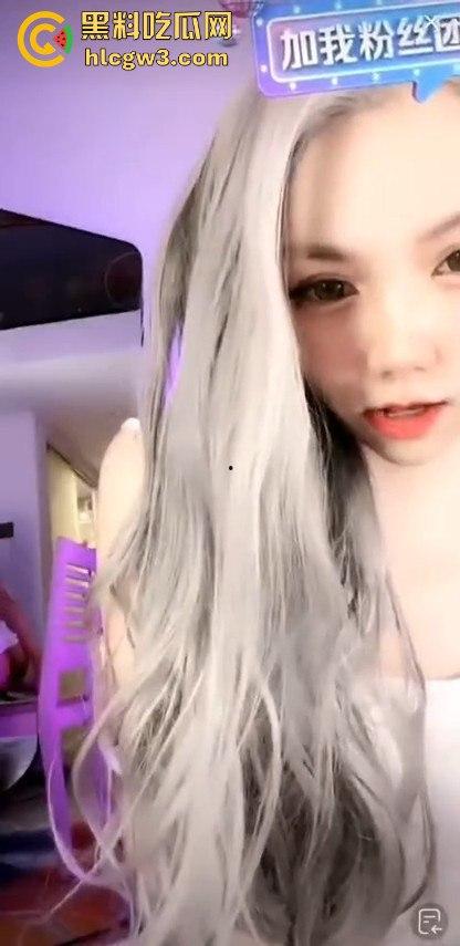 抖音网红【萝漫莉】直播福利版流出，假鸡吧自嗨狂摆，演得大哥们鸡巴硬到不行 独家爆料！-11