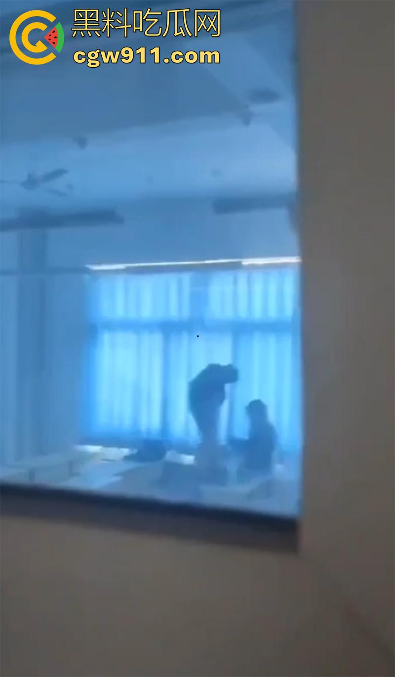 女老师深夜激情，和学生打炮被偷拍，水利水电职业技术学院，偷拍到女老师在教室被学生扛腿爆操，玩的真刺激啊！-3