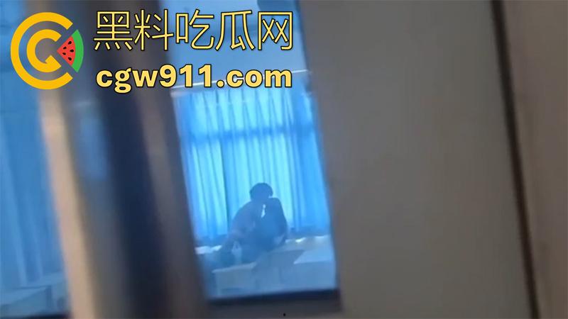 女老师深夜激情，和学生打炮被偷拍，水利水电职业技术学院，偷拍到女老师在教室被学生扛腿爆操，玩的真刺激啊！-7