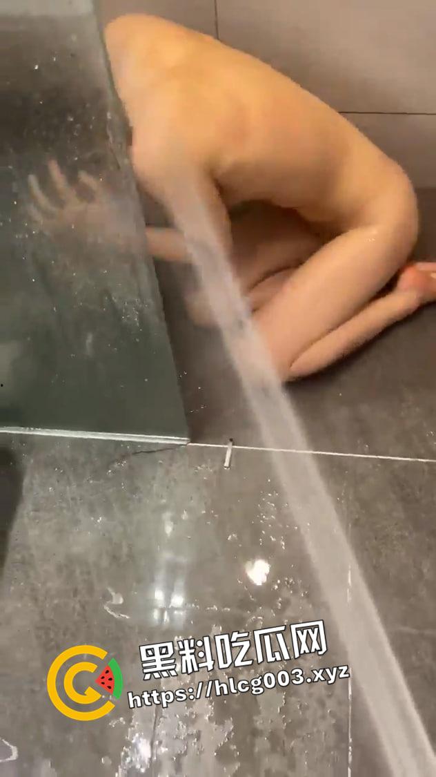 推特暗黑风SM情侣【msgcp】高颜值圣水调教 牵着绳子窒息深喉 爽撸福利-7