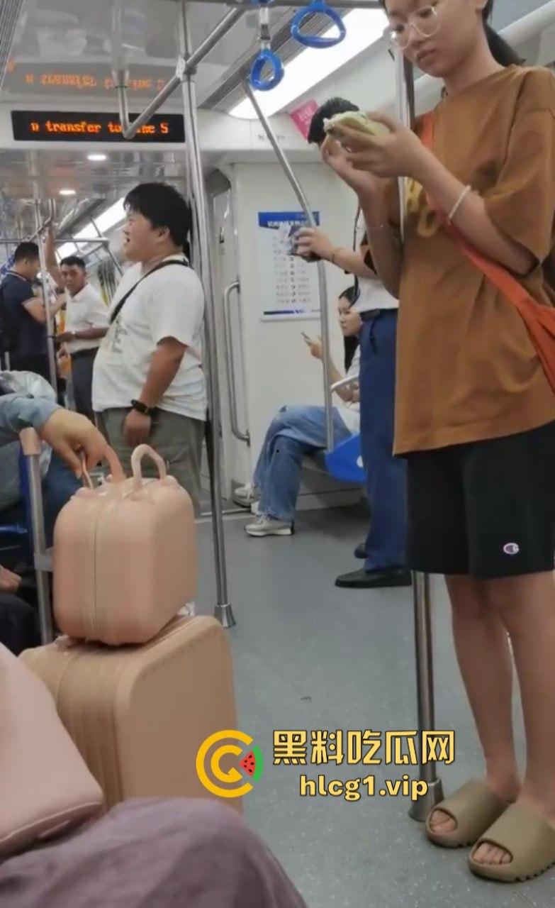 大爷：你换个人摸可好？女子地铁内多次摸大爷身体吓跑同排乘客！-8